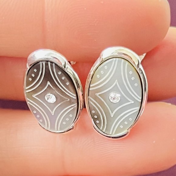 Vintage MONET Natural Rainbow Mother of Pearl Shell Clip Earrings w/Rhinestone - Picture 3 of 12